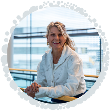 Evelien Schuurman, eventorganisator bij Plan X Events, staat centraal als regisseur van evenementen die organisaties verbinden, inspireren en impactvol maken, met aandacht voor elk detail en beleving sinds 2006.