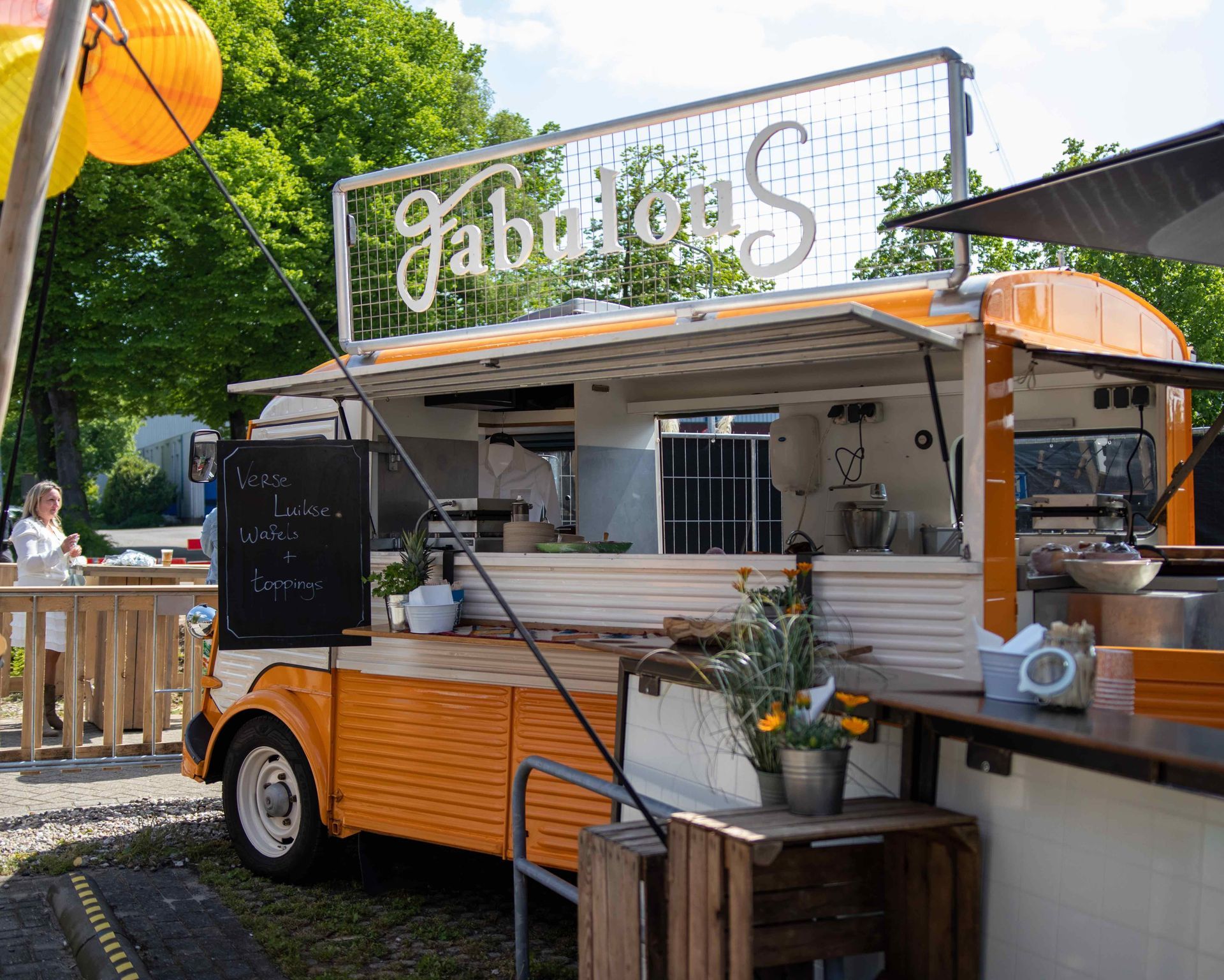 Foodtruck op het Festival BBQ Meifeest van Kaemingk Season Decorations, waar barbecue specialiteiten en gerechten werden geserveerd aan 375 medewerkers, professioneel verzorgd door Plan X Events.