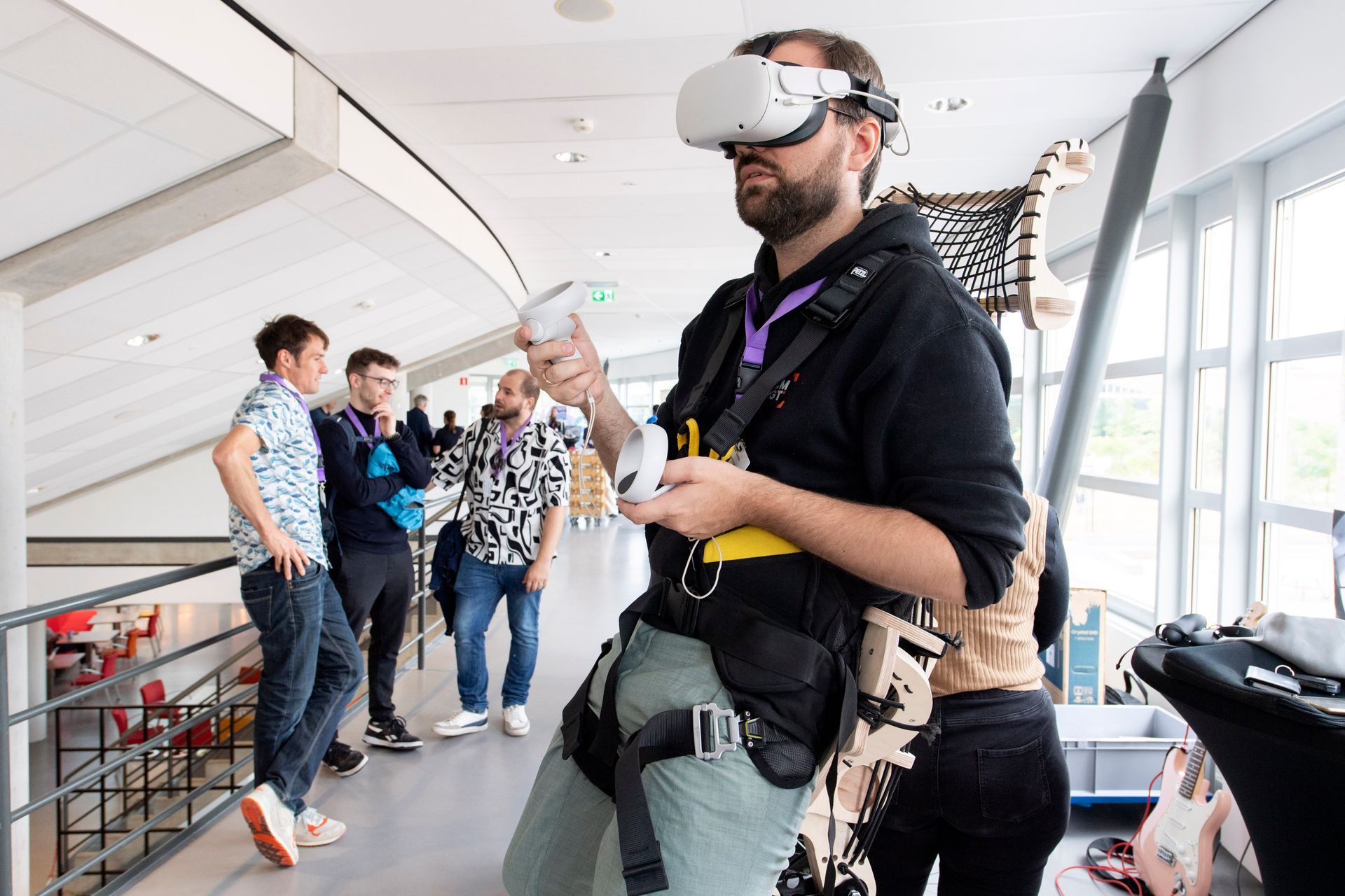 Man met VR-bril verdiept zich in extended reality tijdens National XR Day, een dag vol workshops, keynotes en demo’s, georganiseerd door Plan X Events.