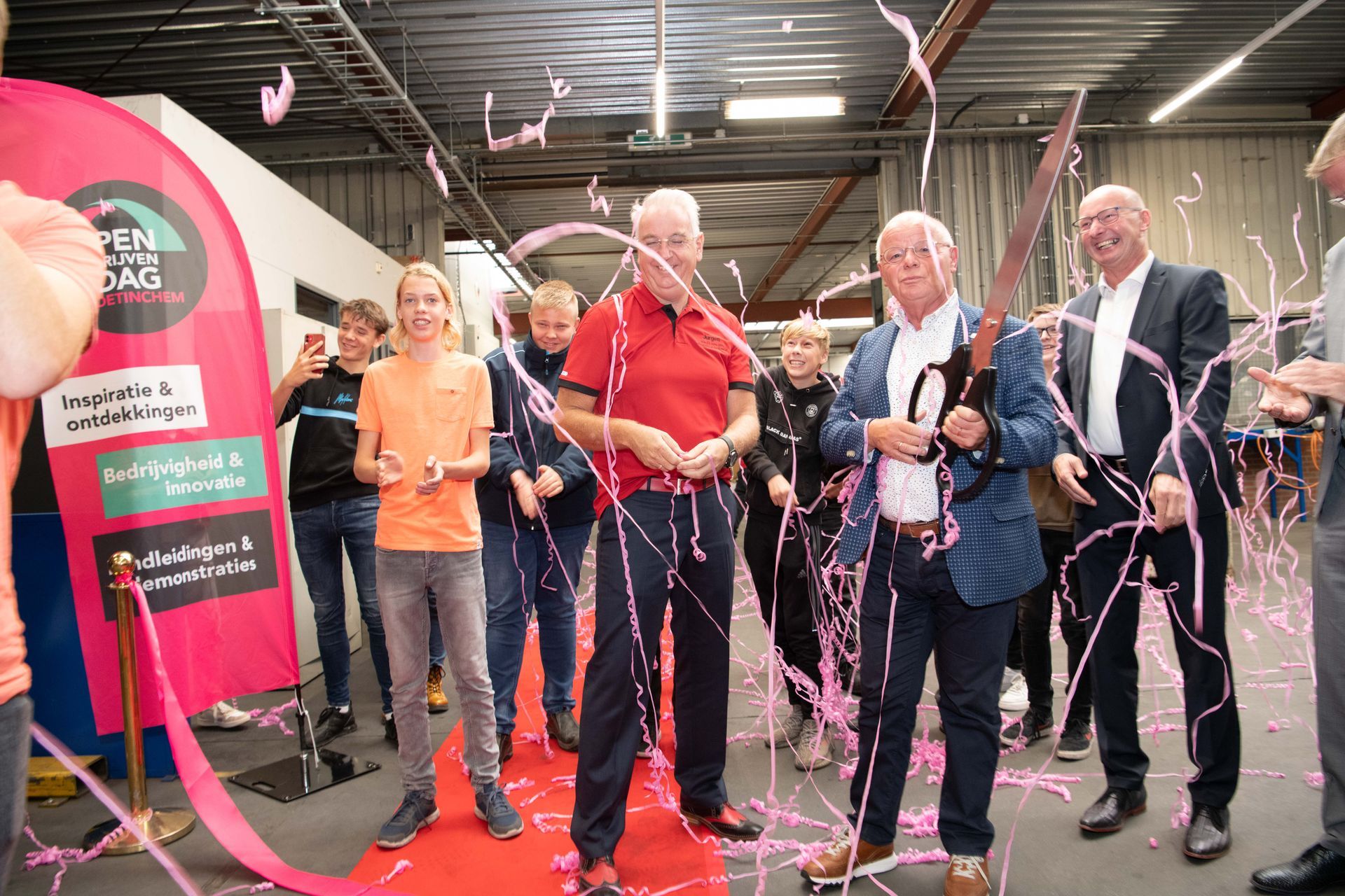Opening van de Open Bedrijvendag in Doetinchem met confetti, waarbij 45 bedrijven hun deuren openden voor duizenden bezoekers, professioneel georganiseerd door Plan X Events.