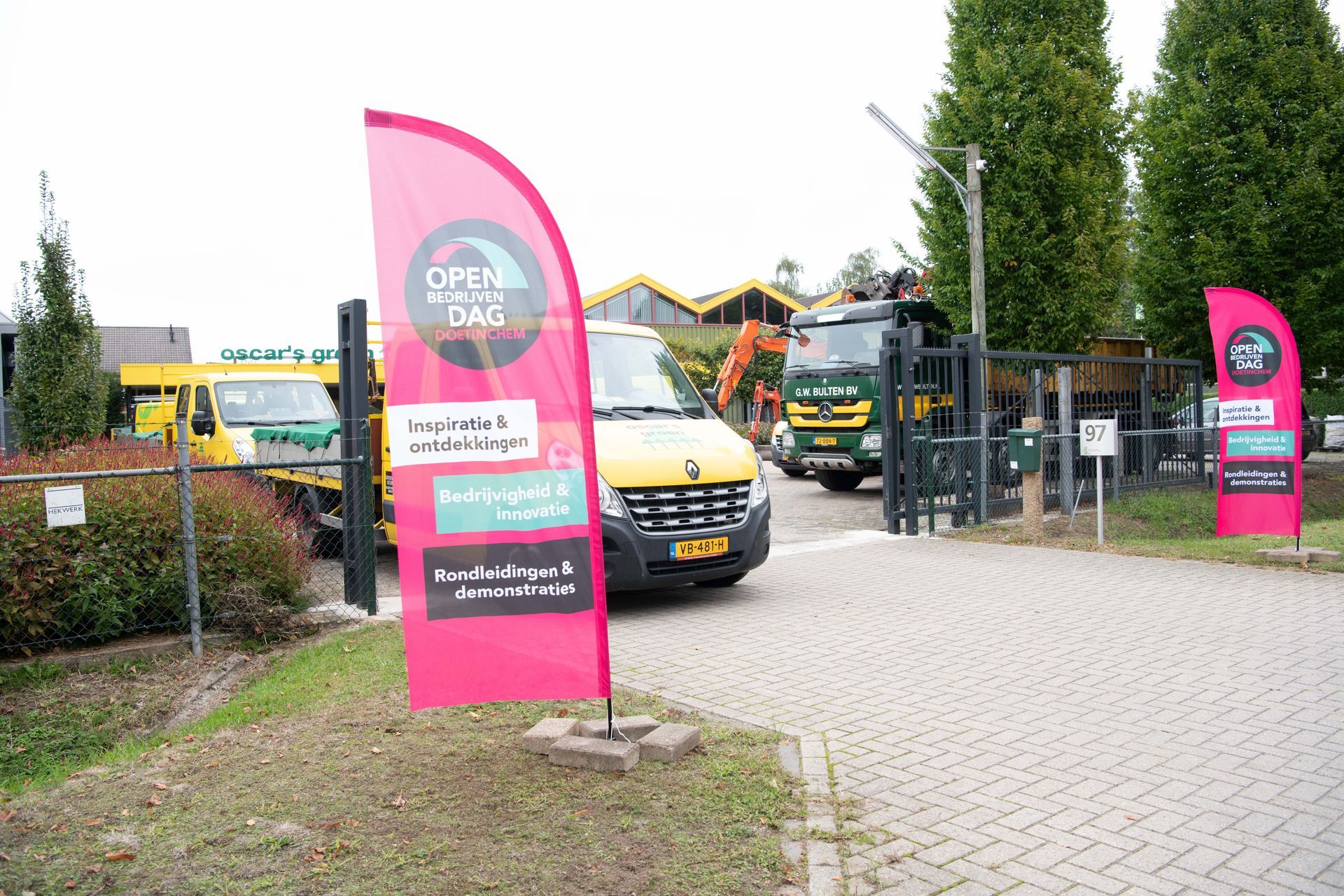 OPD-vlaggen bij een deelnemend bedrijf tijdens de Open Bedrijvendag in Doetinchem, onderdeel van het door Plan X Events gecoördineerde overkoepelende concept.