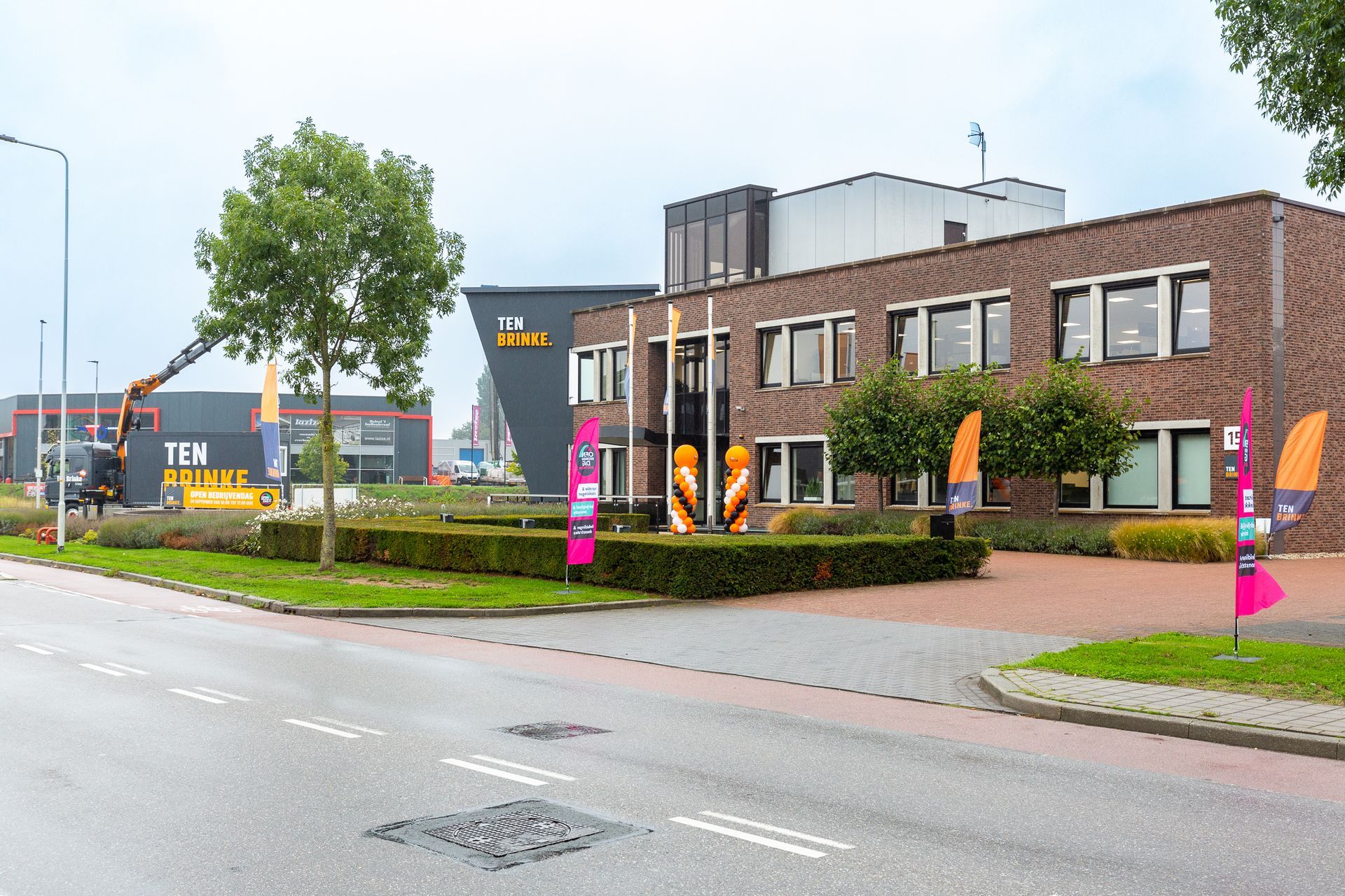 Vlaggen bij een bedrijf tijdens de Open Bedrijvendag in Doetinchem, onderdeel van het evenement dat lokaal ondernemerschap zichtbaar maakt en werd georganiseerd door Plan X Events