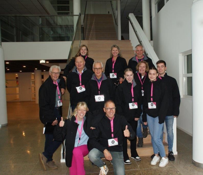 Het team van de Open Bedrijvendag Doetinchem poseert tijdens het evenement op een van de bedrijventerreinen, onderdeel van de organisatie en begeleiding door Plan X Events.