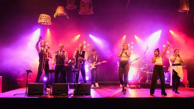 Band treedt op tijdens het relatie- en personeelsevent ‘De vonk slaat over’ van WBC Bouwgroep in Theater de Storm, professioneel georganiseerd door Plan X Events.