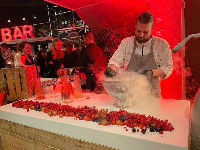 Bar met food & drinks op het event ‘De vonk slaat over’ van WBC Bouwgroep, onderdeel van de feestelijke aankleding en productie door Plan X Events.