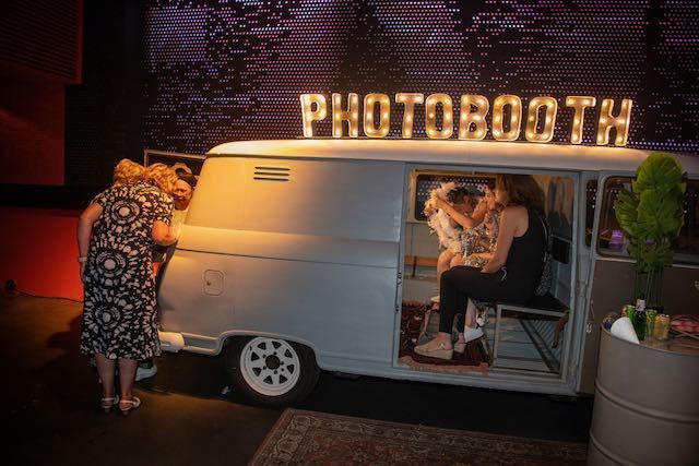 Gasten maken foto’s in de Photo Booth tijdens het jubileumfeest van Waterschap Rijn en IJssel, een event volledig geproduceerd en begeleid door Plan X Events
