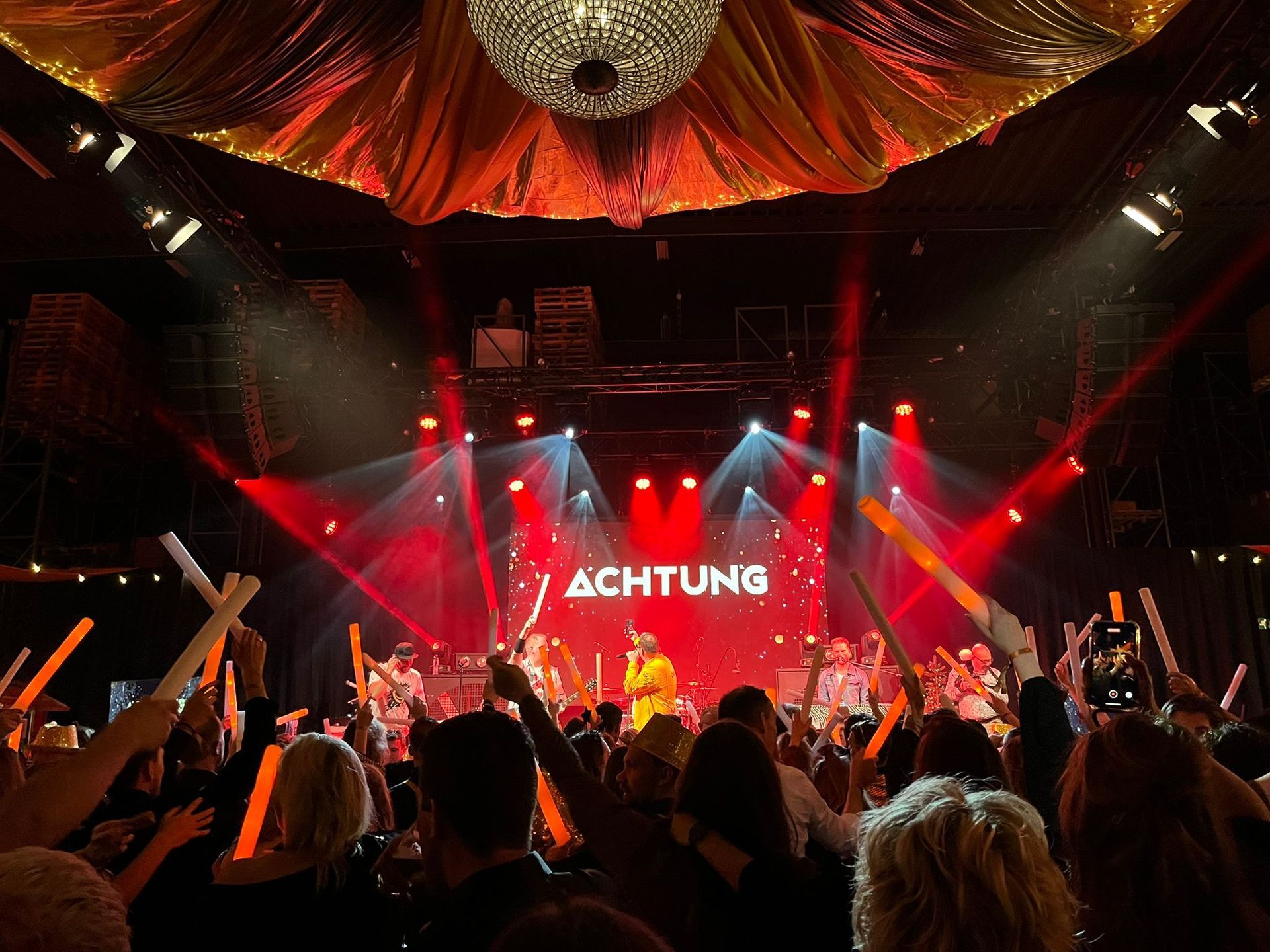 DJ Marvin en de band Achtung zorgen voor muziek en sfeer tijdens het Kaemingk personeelsfeest ‘A Touch of Gold’ op eigen locatie, georganiseerd door Plan X Events.