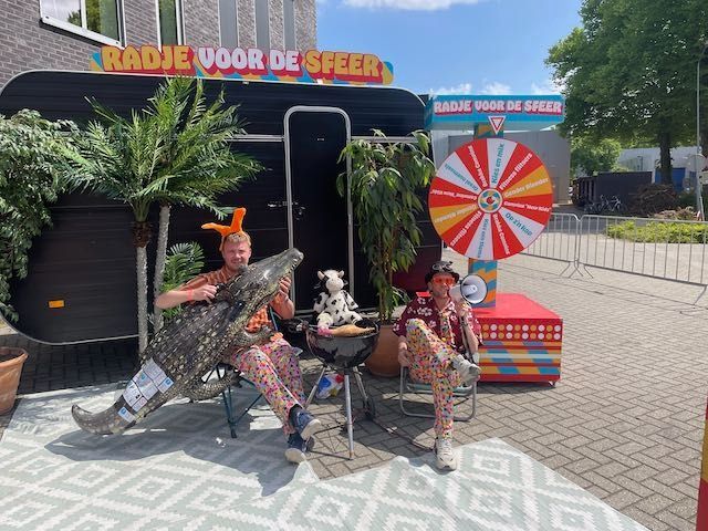 Gasten genieten en ontmoeten elkaar tijdens het Festival BBQ Meifeest van Kaemingk, een sfeervol personeelsevent op eigen locatie georganiseerd door Plan X Events.