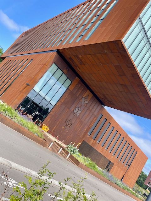 Buitenkant van het nieuwe gebouw van de meldkamer Oost-Nederland in Apeldoorn, de locatie die op 21 maart 2023 officieel in gebruik werd genomen en waarvan de opening door Plan X Events werd georganiseerd.