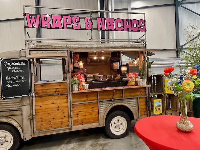 Foodtruck op het festivalplein in het distributiecentrum van Rensa Family Company, waar 1200 gasten na de rondleiding kunnen eten en ontmoeten tijdens de door Plan X Events georganiseerde Open Deurendag.