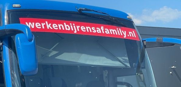 Blauwe bus met een rood bord met de tekst "werkenbijrensafamily.nl".