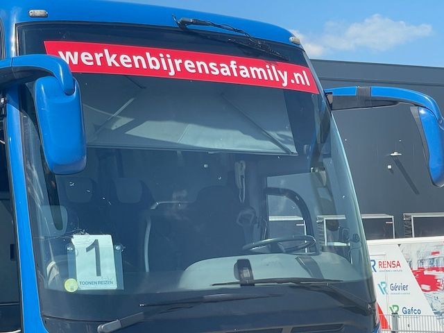 Twaalf Rensa-bussen in Rensa-stijl staan opgesteld bij het gezamenlijke vertrekpunt om medewerkers en familie naar de Open Deurendag te vervoeren, onderdeel van het door Plan X Events georganiseerde programma.