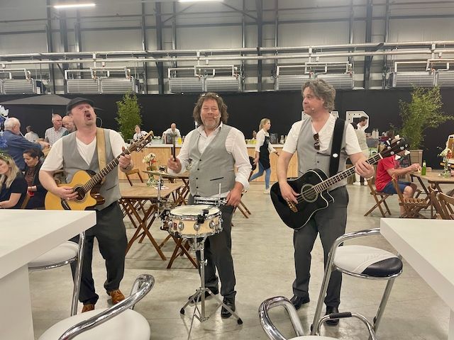 Live muziek op het ontmoetingsplein in het omgebouwde distributiecentrum van Rensa Family Company, als onderdeel van de festivalachtige afsluiting van de Open Deurendag voor 1200 gasten.