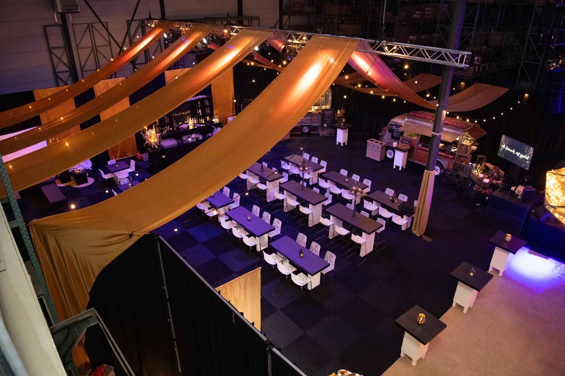 Opgeknapte en feestelijk versierde magazijn van Kaemingk tijdens het ‘A Touch of Gold’ personeelsfeest op eigen locatie, een event georganiseerd door Plan X Events onder leiding van eventmanager Evelien Schuurman.