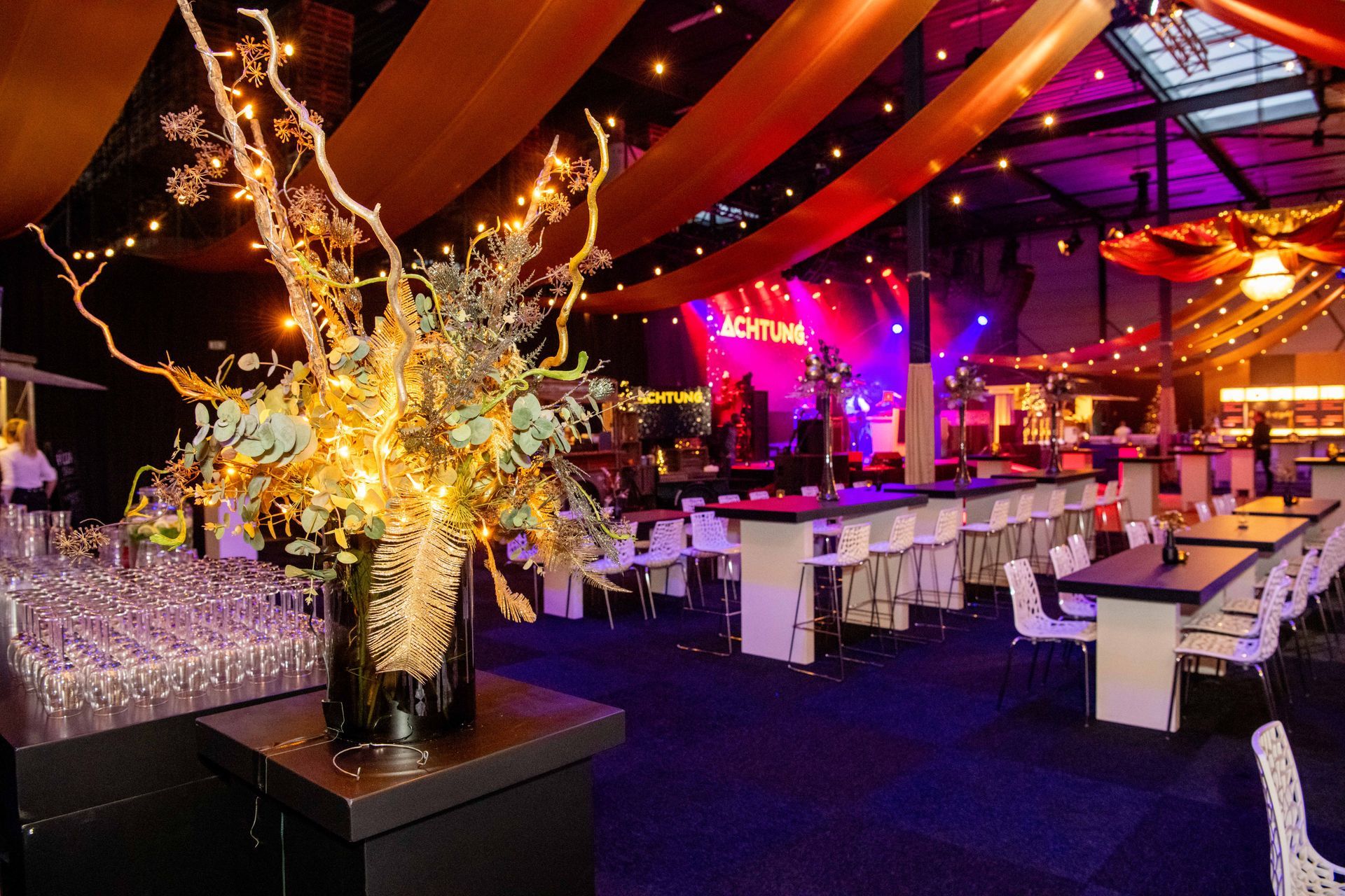 Opgeknapte en feestelijk versierde bedrijfshal van Kaemingk tijdens het ‘A Touch of Gold’ personeelsfeest op eigen locatie, een event georganiseerd door Plan X Events onder leiding van eventmanager Evelien Schuurman.