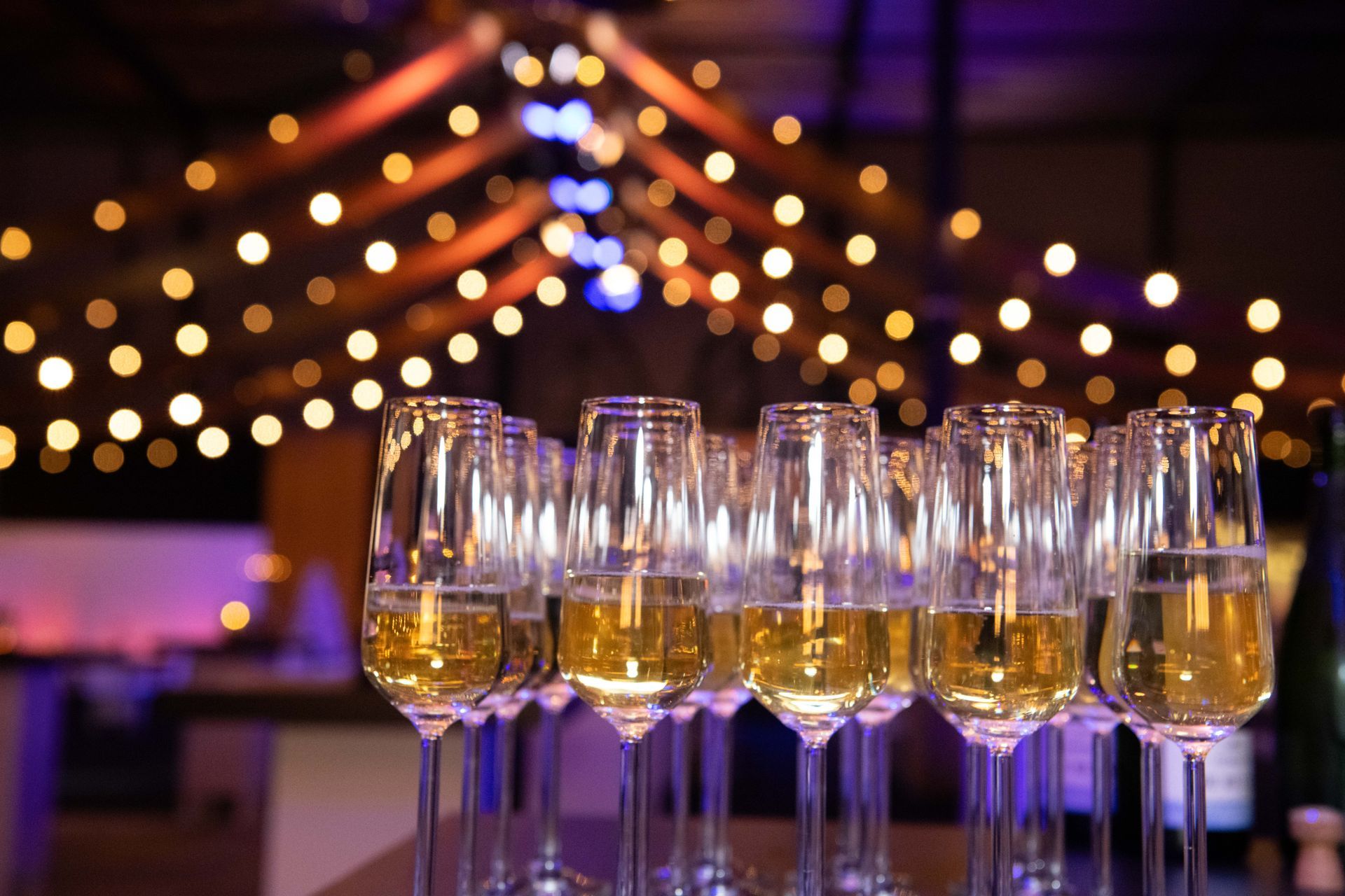 Glazen champagne op tafel tijdens het Kaemingk ‘A Touch of Gold’ personeelsfeest op eigen locatie in Aalten, een event georganiseerd door Plan X Events.