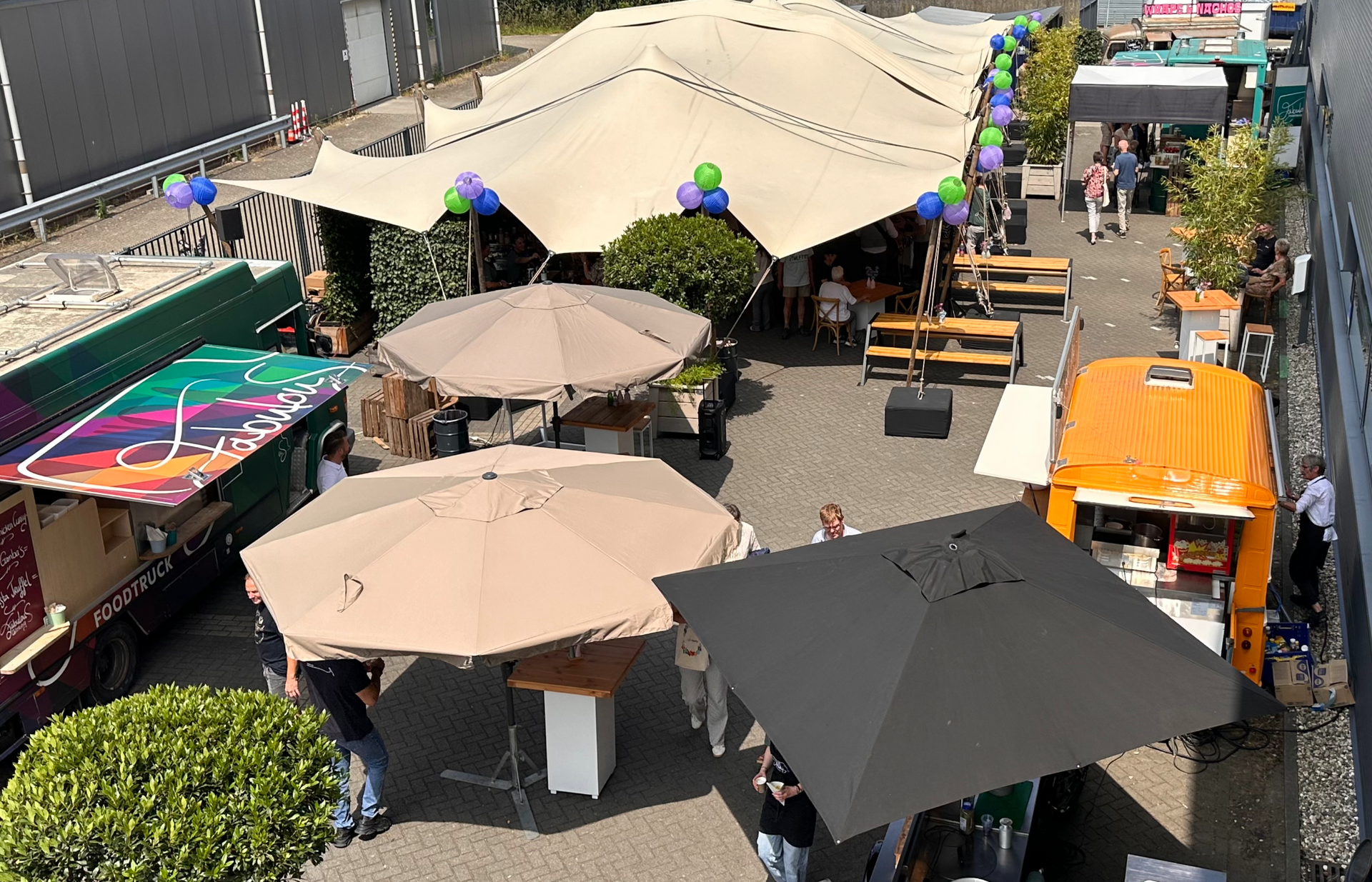 Overzicht van het door Plan X Events georganiseerde Life & Mobility Open Dagen evenement, met foodtrucks, stretchtenten en bezoekers op de hoofdvestiging in Doetinchem.