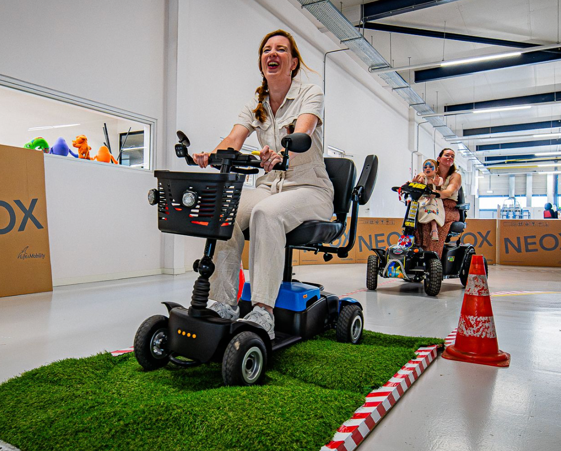 Bezoeker test scootmobiel tijdens Life & Mobility Open Dagen in Doetinchem, een interactief evenement georganiseerd door Plan X Events.