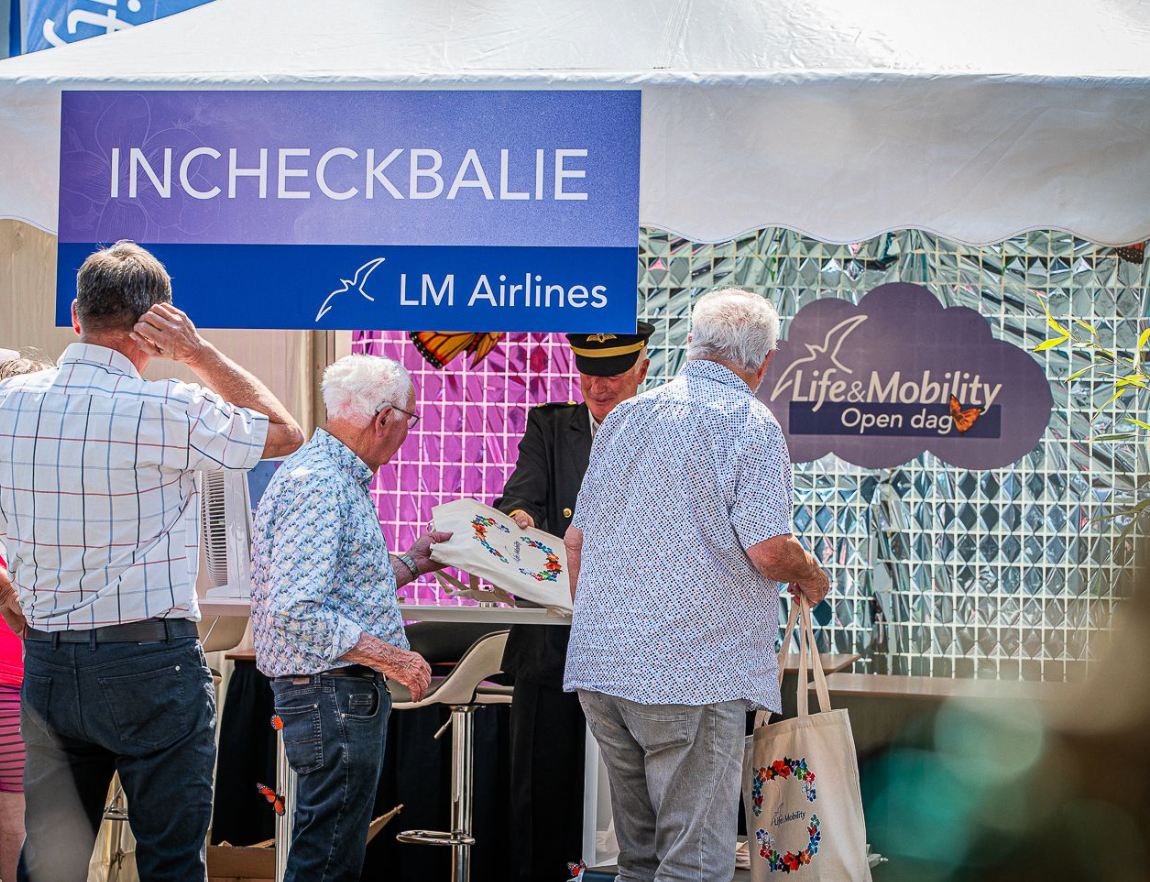 Bezoekers melden zich bij de incheckbalie tijdens het door Plan X Events georganiseerde Life & Mobility Open Dagen evenement in Doetinchem.