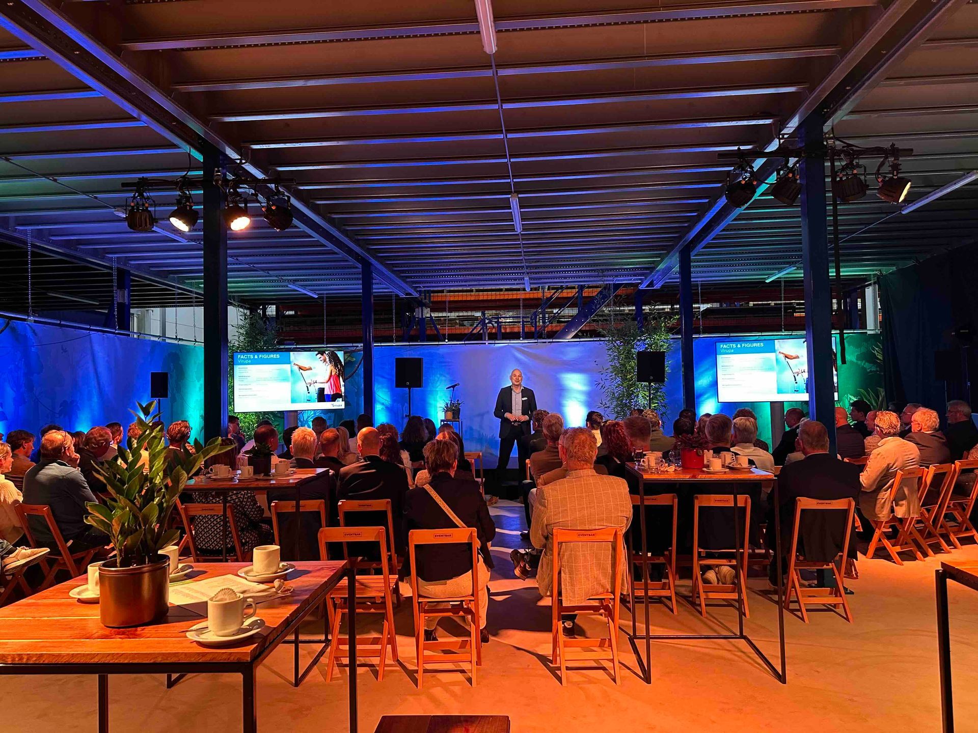 Spreker presenteert voor een publiek tijdens de Open Dagen bij Virupa, onderdeel van een netwerk- en familiedag vol inzicht en verbinding, volledig geproduceerd door Plan X Events.