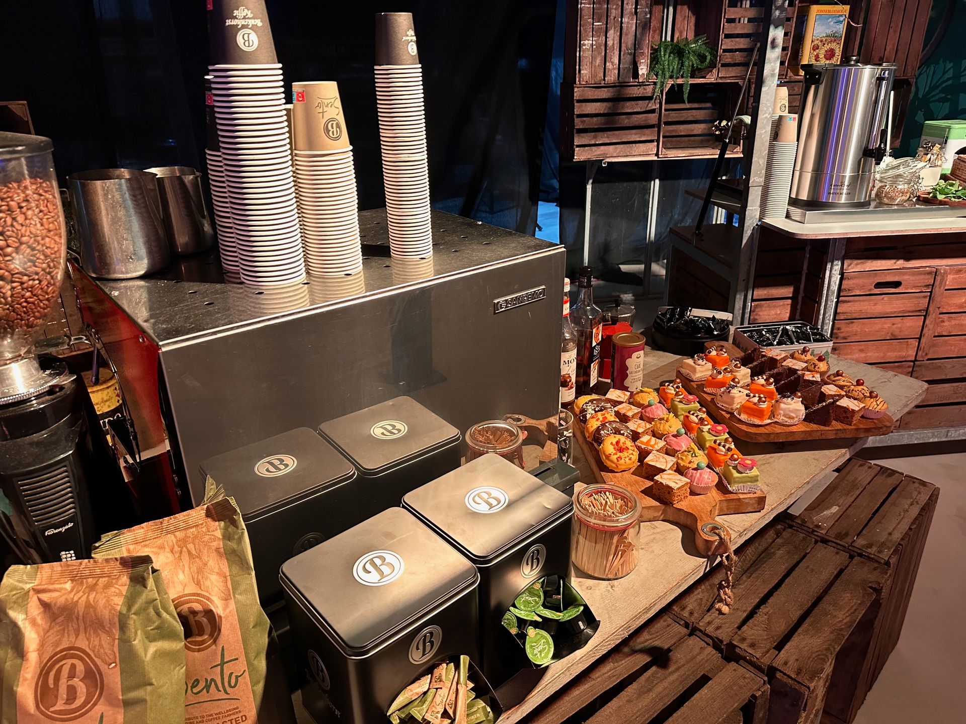 Zoete gerechtjes en lekkernijen geserveerd bij de bar op het centrale horecaplein van de Virupa Open Dagen, onderdeel van het feestelijke concept verzorgd door Plan X Events.