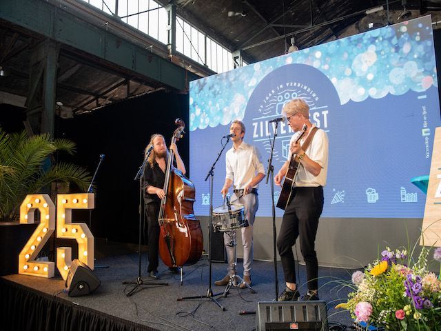 Live muziek op het podium door de speciaal samengestelde Waterschapsband en The Originals, tijdens het jubileumfeest van Waterschap Rijn en IJssel, onderdeel van het door Plan X Events georganiseerde programma.