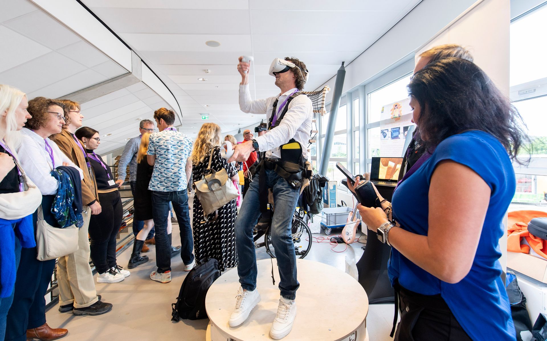 Man test XR-toepassing met VR-bril tijdens National XR Day, een interactief kennisevent georganiseerd door Plan X Events voor studenten, onderzoekers en professionals.