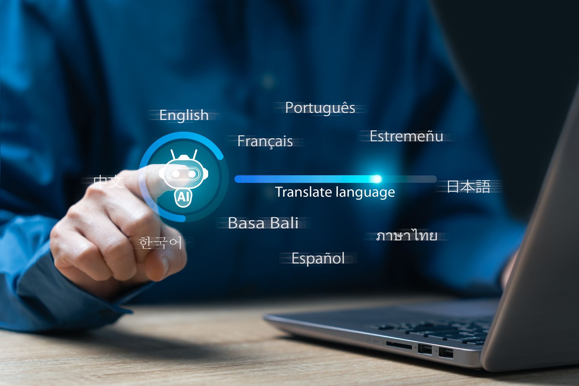 Une personne utilise un ordinateur portable pour traduire des langues.