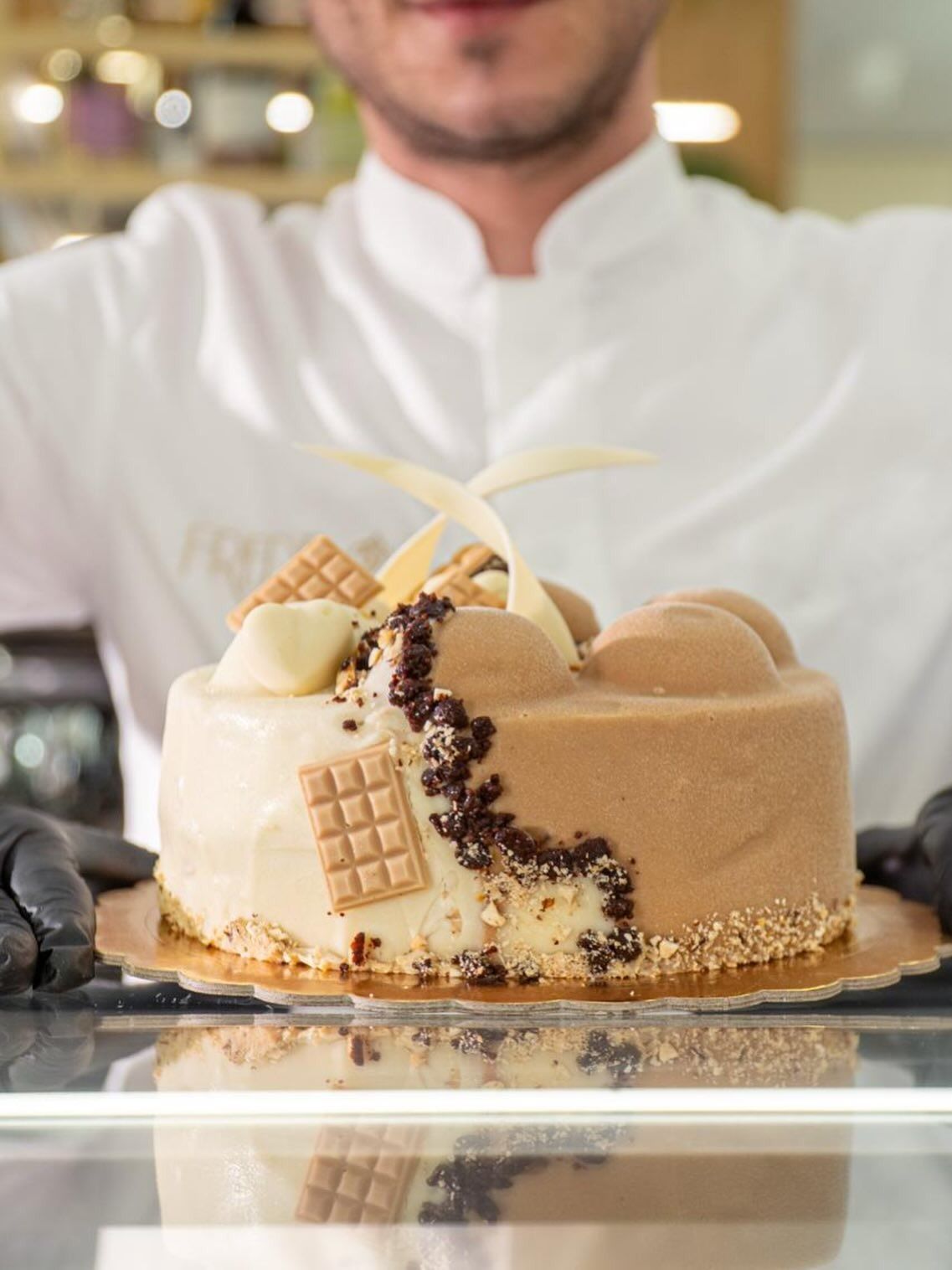 Vetrina piena di vari prodotti da forno: pasticcini salati, pane e crostate dolci.