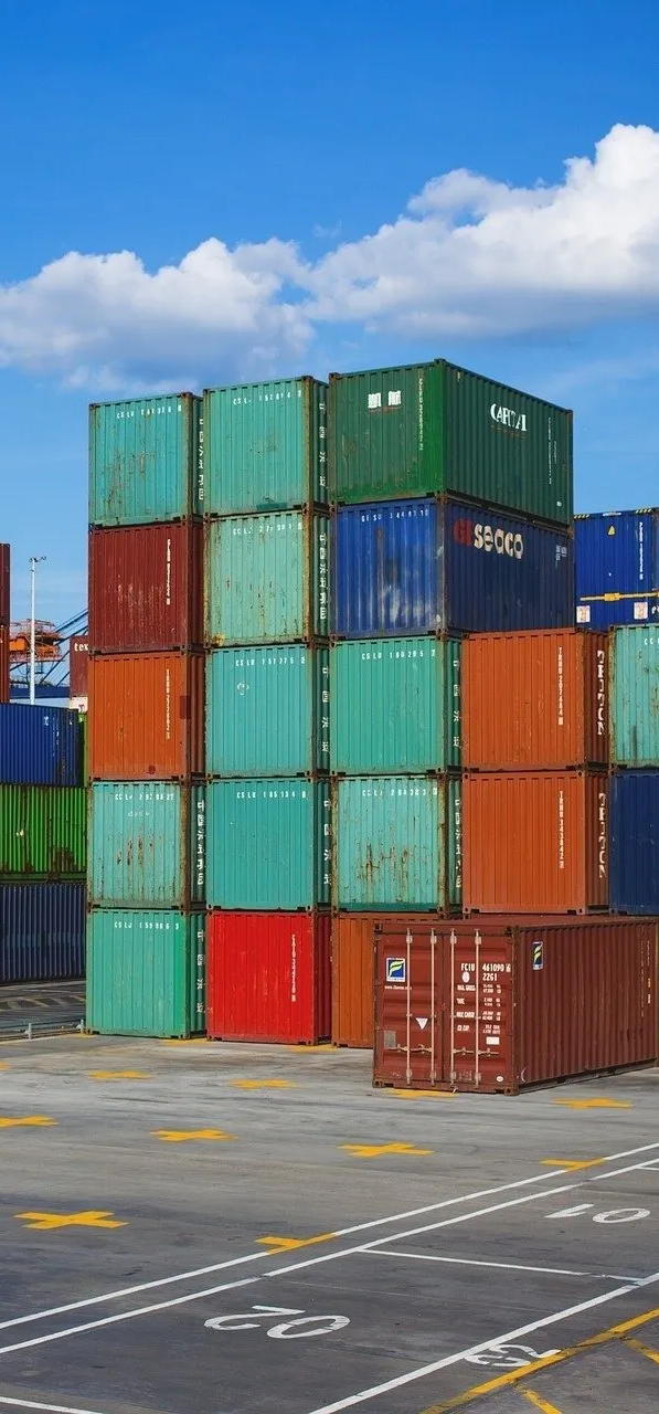Containertransporte - Container an einem Hafen