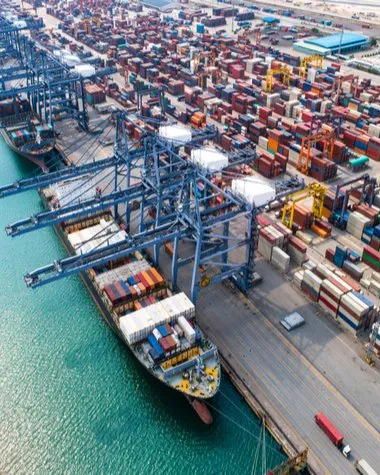 Containertransporte - Beladung eines Schiffs