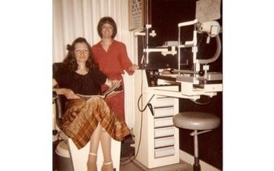 Foto storica di un laboratorio di ottica
