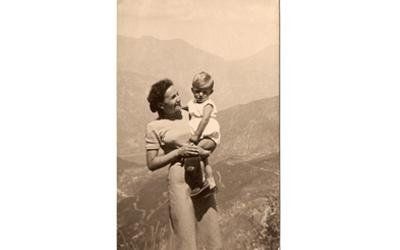Foto storica di una nonna con nipote