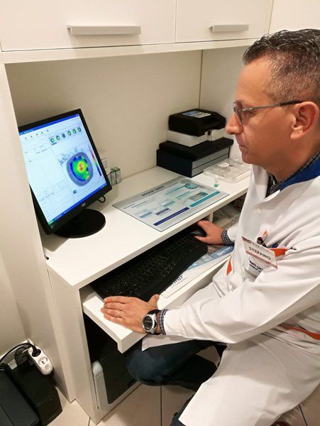 Esami di laboratorio in un centro di ottica