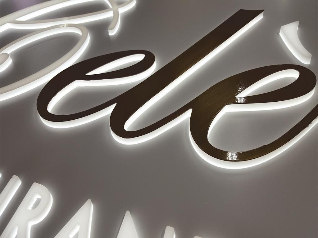 insegna luminosa al neon