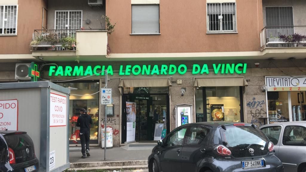 insegna luminosa a lettera singola