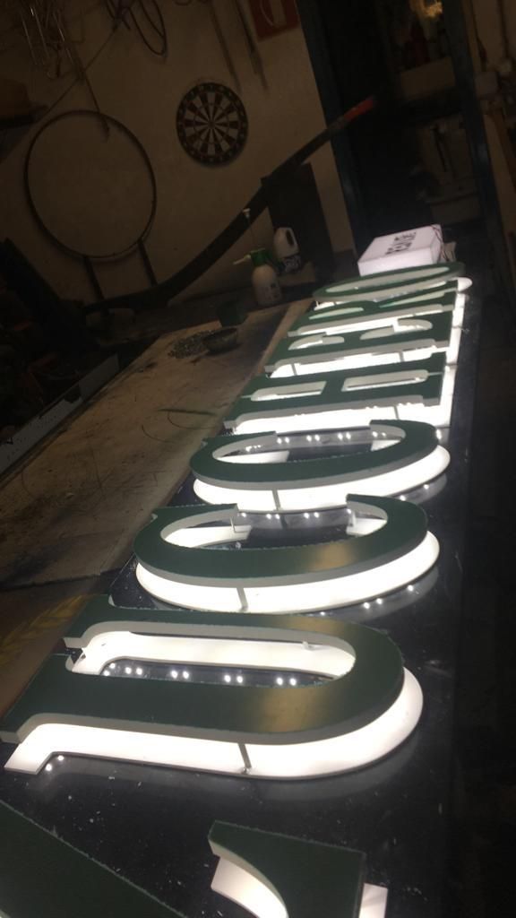 insegna luminosa al neon