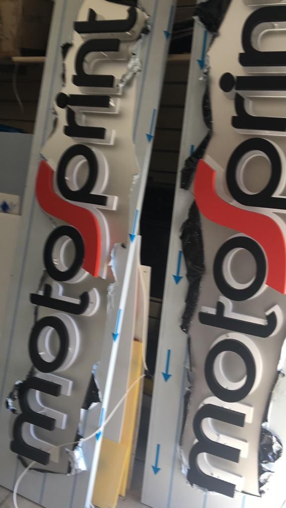 insegna luminosa a lettera singola