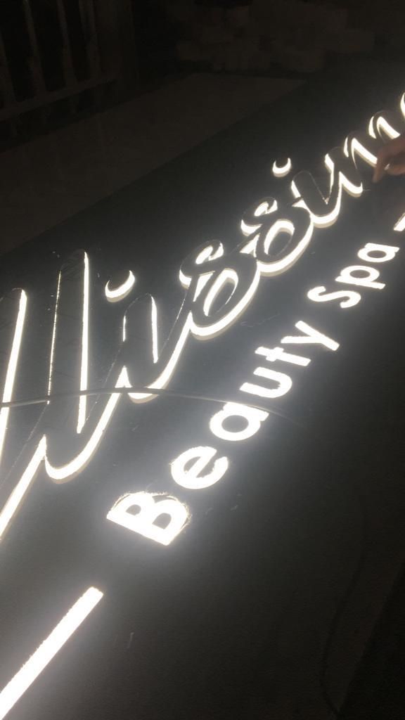 insegna luminosa al neon