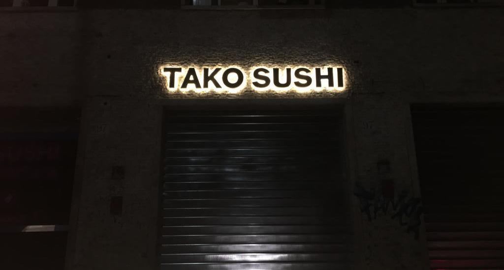 insegna luminosa a lettera singola