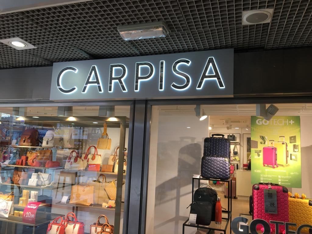 insegna luminosa a lettera singola