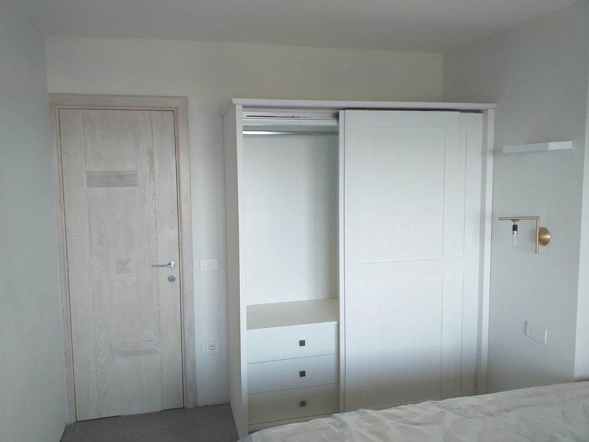 Un soggiorno con una tenda bianca sopra