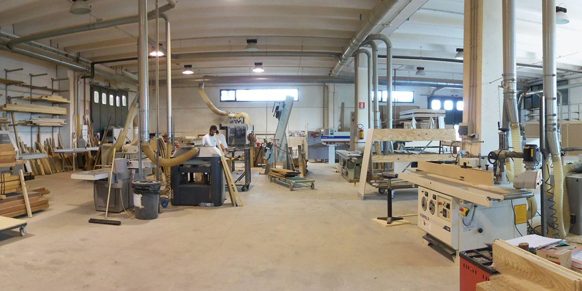 Un soggiorno con un divano componibile bianco e una grande finestra