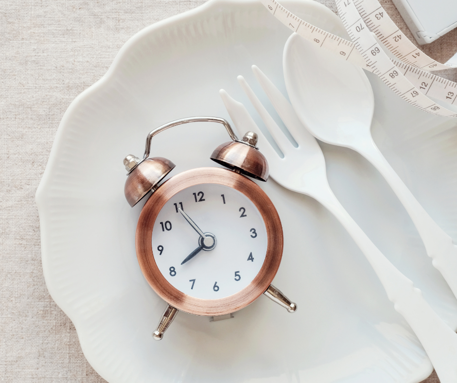 picture of a dinner plate with clock and tape measure