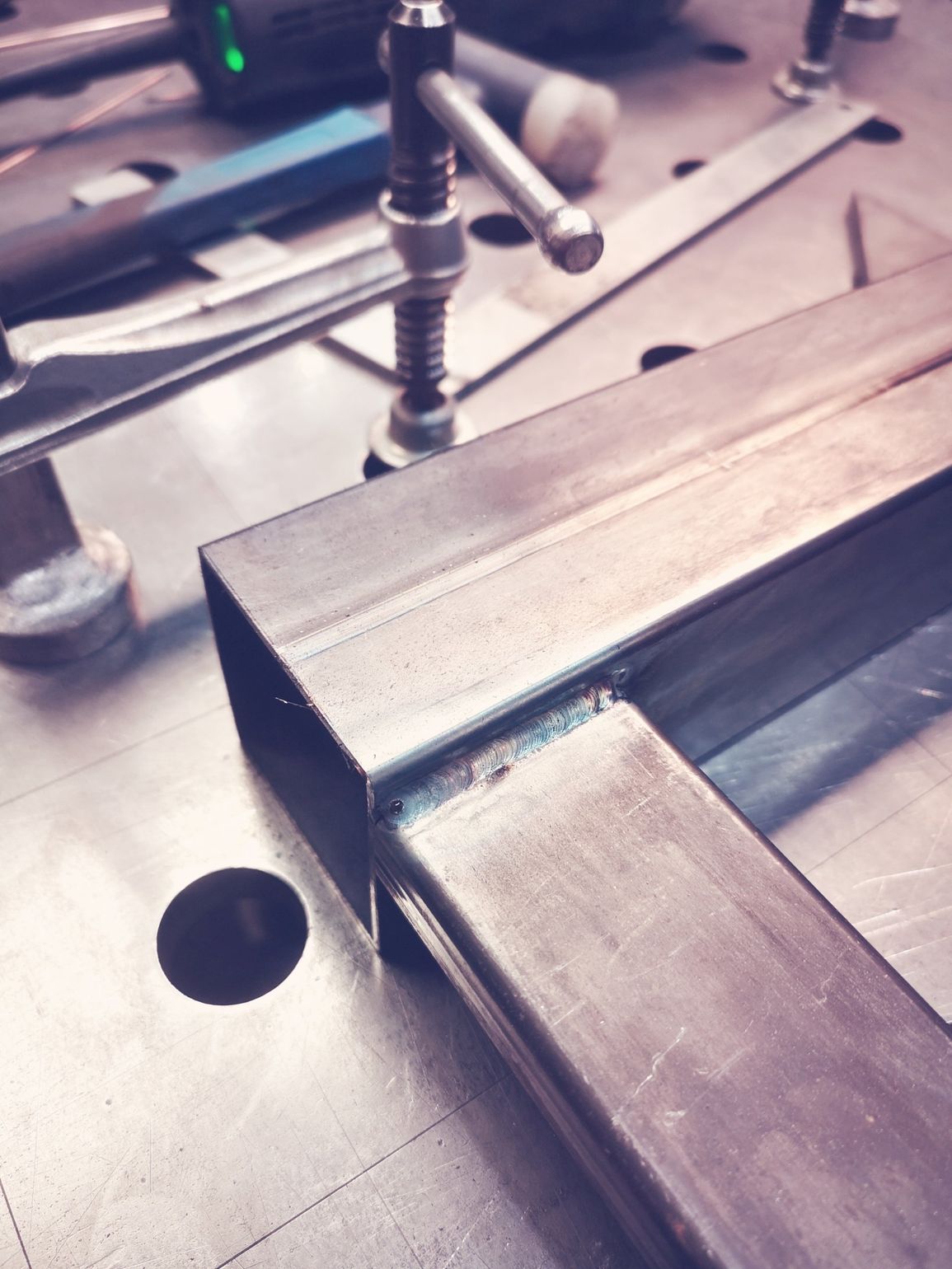 Stalen frame lassen