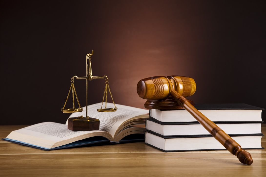Manuali di diritto e simboli della giustizia
