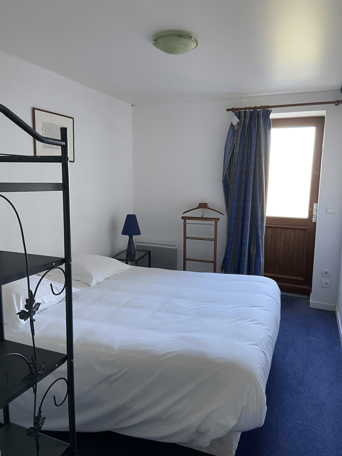 Chambre avec lit double d'un appartement du golf de la Carte