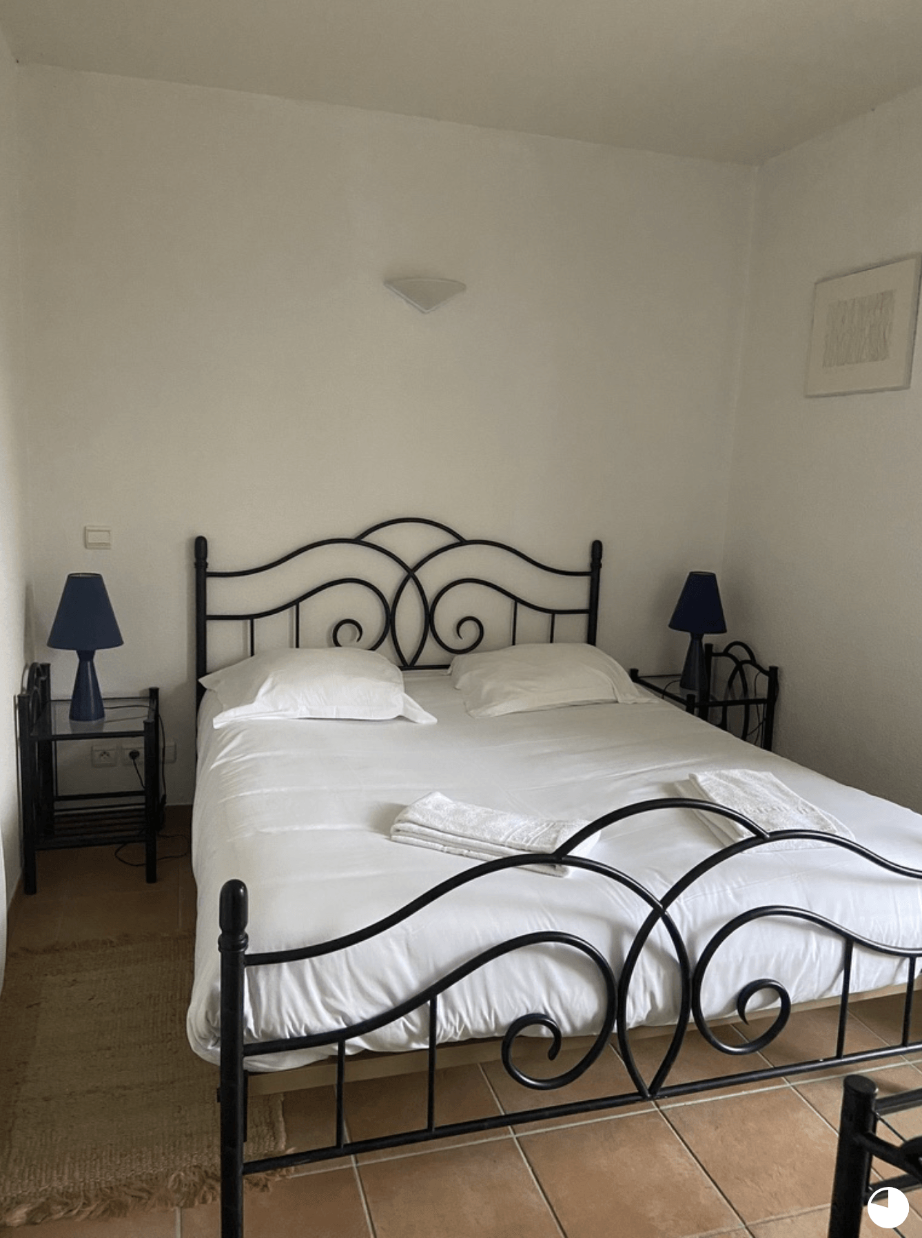 Chambre avec lit double dans un appartement du golf de la Carte