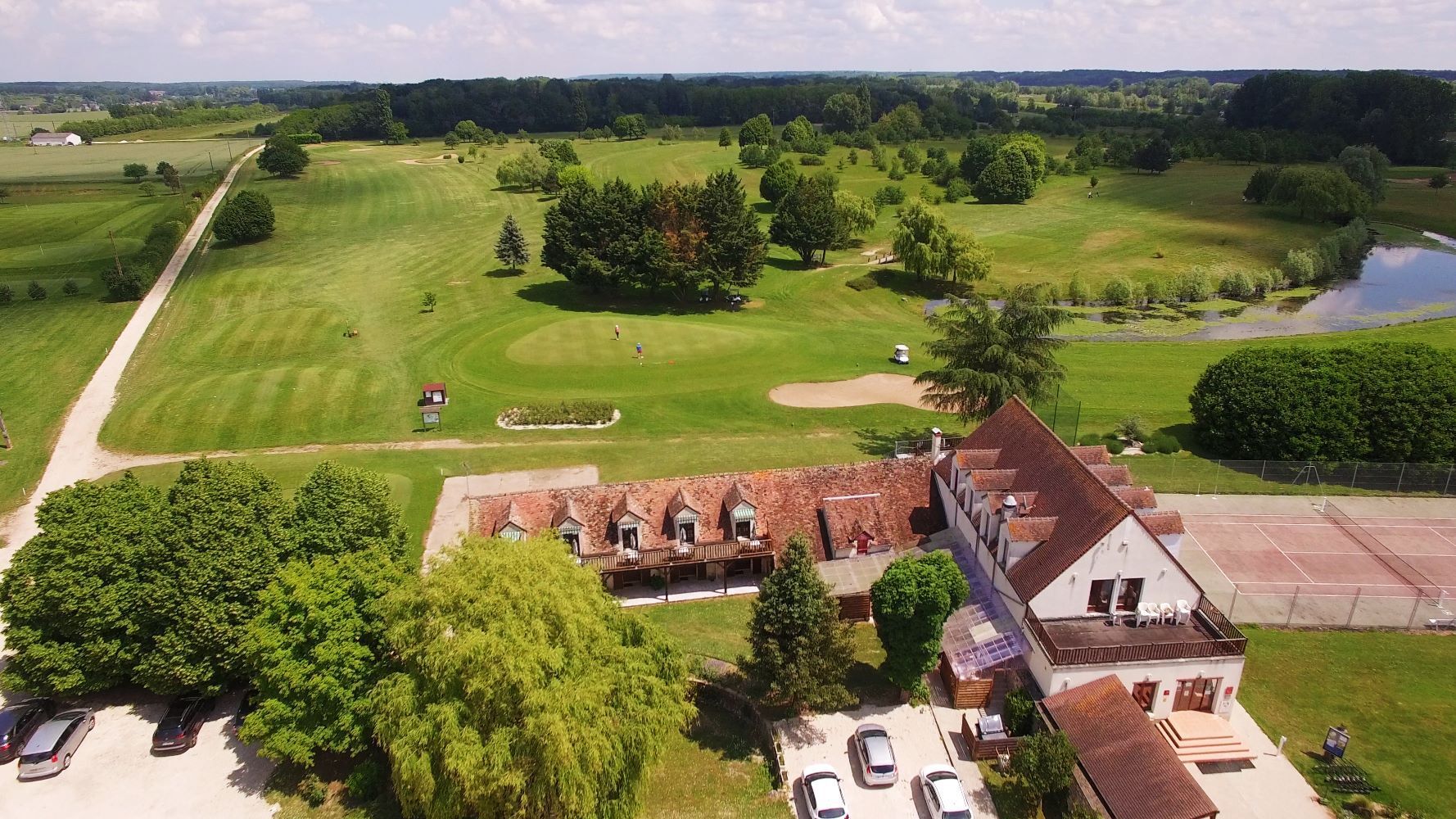 vue aérienne sur l'hôtel et le parcours de golf de la Carte
