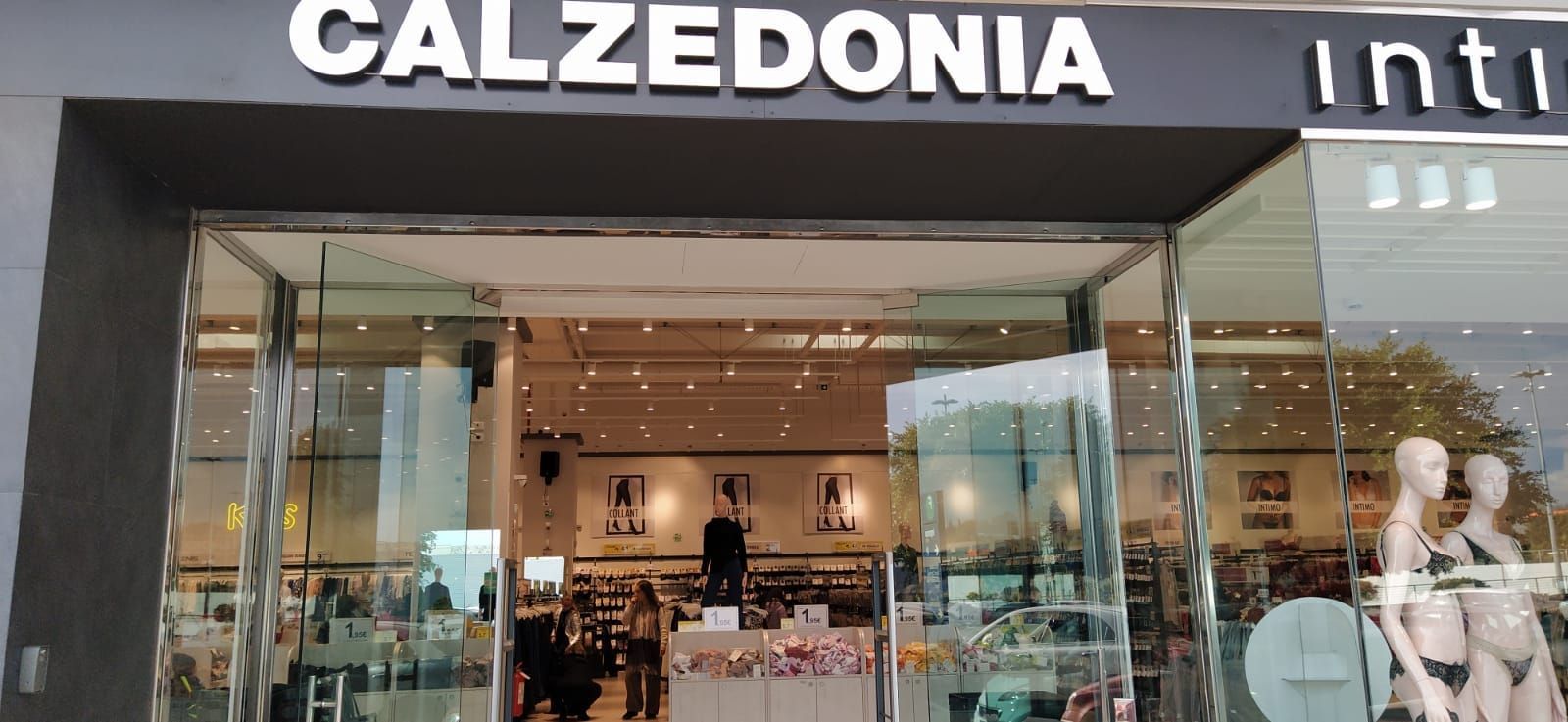 Vetrina del negozio Calzedonia Intimissimi con manichini in vetrina.